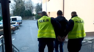 zatrzymany nożownik w kajdankach prowadzony przez policjantów