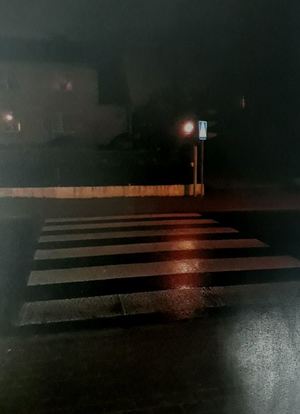widok przejść dla pieszych o porze wieczornej przy ograniczonej widoczności