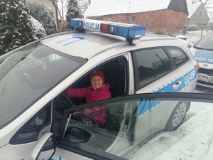 Policjanci spełnili marzenie 8-letniej Kingi wręczając jej upominki i organizując spotkanie z maskotką policyjną Pyrkiem
