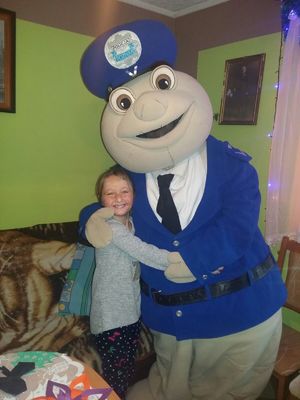 Policjanci spełnili marzenie 8-letniej Kingi wręczając jej upominki i organizując spotkanie z maskotką policyjną Pyrkiem