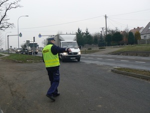 policjanci z ruchu drogowego przeprowadzający kontrole drogowe wśród kierowców