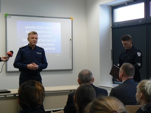 Komendant wręczył uczniom klas mundurowych certyfikaty