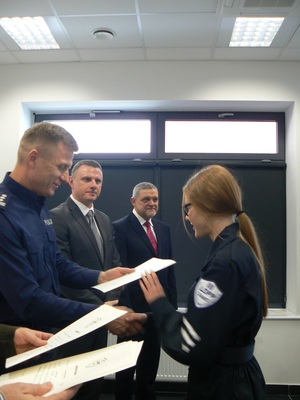 Komendant wręczył uczniom klas mundurowych certyfikaty