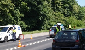 Policjanci pełniący służbę na drogach kontrolują kierujących