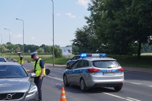 Policjanci pełniący służbę na drogach kontrolują kierujących