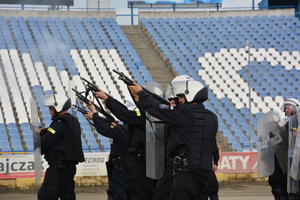 Policjanci podczas ćwiczeń na stadionie