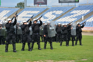 Policjanci podczas ćwiczeń na stadionie