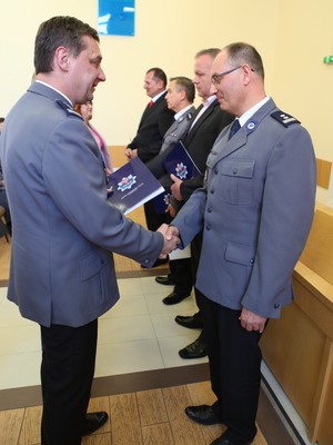 insp. Piotr Mąka składa podziekowania odchodzącym na emeryturę policjantom