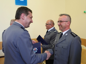 insp. Piotr Mąka składa podziekowania odchodzącym na emeryturę policjantom