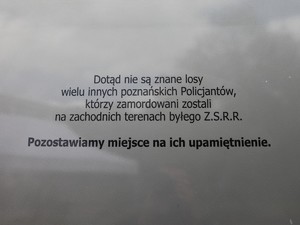 Fragment tablicy pomnika ku czci pomordowanych policjantów.
