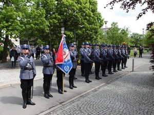 Kompania honorowa Policji w pozycji na baczność.