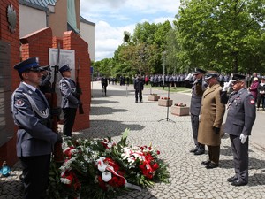 Przedstawiciele Wojska Polskiego oddaj hod pod pomnikiem.