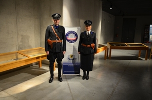 Policjanci z Poznania stoją w historycznych mundurach Policji Państwowej na konferencji pod nazwą XX Rozmowy Gdańskie