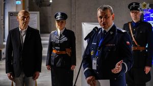 Policjanci z Poznania stoj w historycznych mundurach Policji Pastwowej na konferencji pod nazw XX Rozmowy Gdaskie