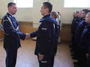 insp. Piotr Mka wita si z policjantami podajc do jednemu z policjantów stojcemu w szeregu