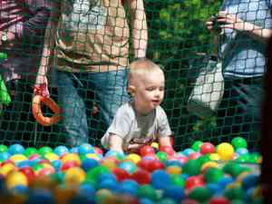 dziecko bawi si w basenie z kolorowymi kulkami