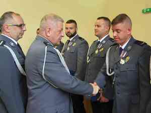 komendant wojewodzki i przewodniczacy zwiazkow zawodoych wreczaja policjantom wyroznienia i medale