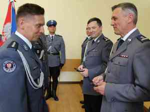 komendant wojewodzki i przewodniczacy zwiazkow zawodoych wreczaja policjantom wyroznienia i medale
