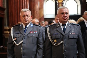 Wielkopolscy policjanci podczas obchodów 100. rocznicy powstania Policji Pastwowej  - msza wita w Poznaskiej Farze