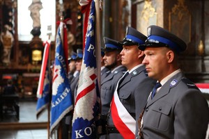 Wielkopolscy policjanci podczas obchodów 100. rocznicy powstania Policji Pastwowej  - msza wita w Poznaskiej  Farze