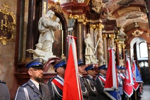 Wielkopolscy policjanci podczas obchodów 100. rocznicy powstania Policji Pastwowej - msza wita w Poznaskiej Farze