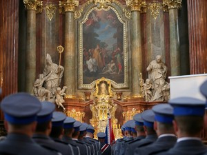 Wielkopolscy policjanci podczas obchodów 100. rocznicy powstania Policji Pastwowej - msza wita w Poznaskiej Farze