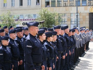 Wielkopolscy policjanci podczas obchodów 100. rocznicy powstania Policji Pastwowej  - lubowanie policjantów