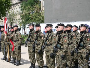 Pododdziay towarzyszce podczas obchodów 100. rocznicy powstania Policji Pastwowej - uroczysty apel na Placu Wolnoci w Poznaniu