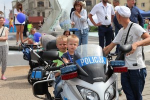 Dzieci w miasteczku mundurowym przygotowanym przez policjantów z okazji obchodów 100. rocznicy powstania Policji Pastwowej