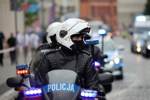 Wielkopolscy policjanci podczas obchodów 100. rocznicy powstania Policji Pastwowej – prezentacja pojazdów na Placu Wolnoci