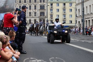 Wielkopolscy policjanci podczas obchodów 100. rocznicy powstania Policji Pastwowej  na Placu Wolnoci w Poznaniu - defilada