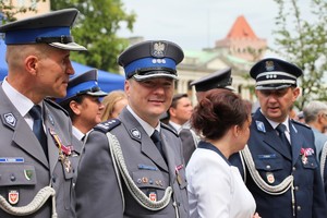 Wielkopolscy policjanci podczas obchodów 100. rocznicy powstania Policji Pastwowej  na Placu Wolnoci w Poznaniu