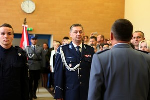 Komendant Wojewódzki Policji w Poznaniu insp. Piotr Mka w galowym mundurze na pocztku uroczystoci