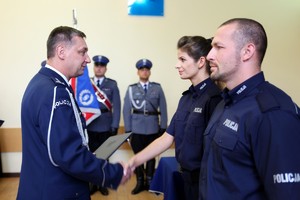 Komendant Wojewódzki Policji w Poznaniu insp. Piotr Mka w galowym mundurze gratuluje policjantce