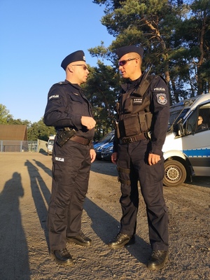 Policjanci w trakcie zabezpieczenia meczu żużlowego