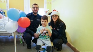 Policjanci z Piły z czapkami mikołajów w odwiedzinach u dzieci w szpitalu i ich domach
