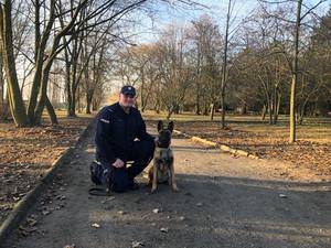 Mika - policyjny pies do wykrywania narkotyków wraz ze swoim przewodnikiem