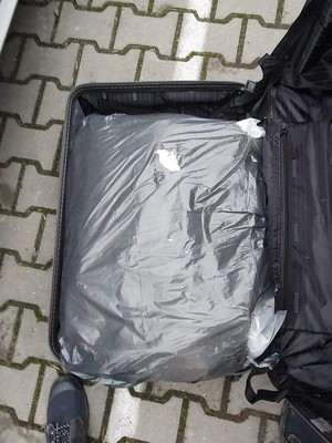 worek z narkotykami w walizce