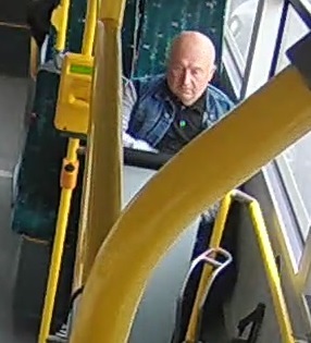 Wizerunek mężczyzny, który może mieć związek z kradzieżą z włamaniem do bankomatu