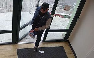 Wizerunek mężczyzny, który może mieć związek z kradzieżą z włamaniem do bankomatu