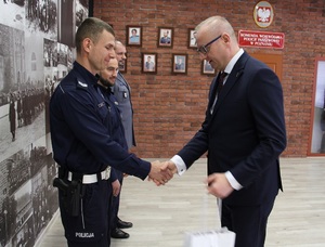 Wojewoda Wielkopolski Łukasz Mikołajczyk podczas spotkania z policjantami z poznańskiej grupy „Speed”, którzy zatrzymali pirata drogowego.