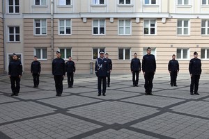 Pamiątkowe zdjęcia w małych grupach nowo przyjętych policjantów z nadinspektorem Piotrem Mąka.