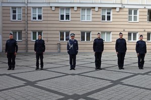 Pamiątkowe zdjęcia w małych grupach nowo przyjętych policjantów z nadinspektorem Piotrem Mąka.