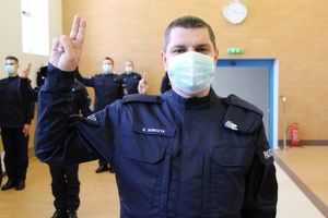 Policjanci podczas uroczystego lubowania w sali konferencyjnej Komendy Wojewódzkiej Policji w Poznaniu