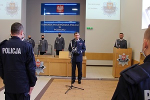 Policjanci podczas uroczystego ślubowania w sali konferencyjnej Komendy Wojewódzkiej Policji w Poznaniu