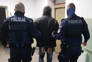 Policjanci z KPP w Pile prowadzą zatrzymanego mężczyznę