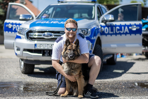Policjant z psem służbowym.